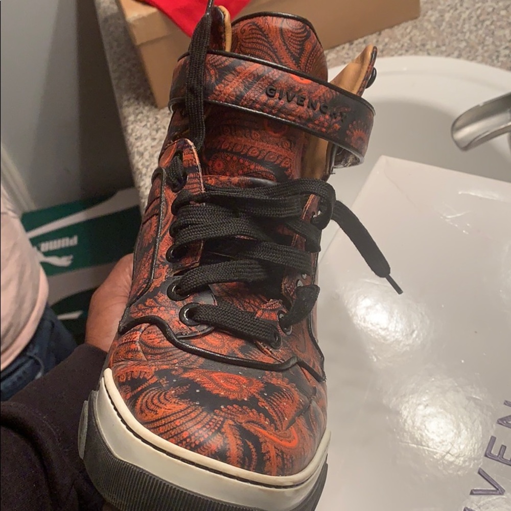 Givenchy - Picture 2 of 4